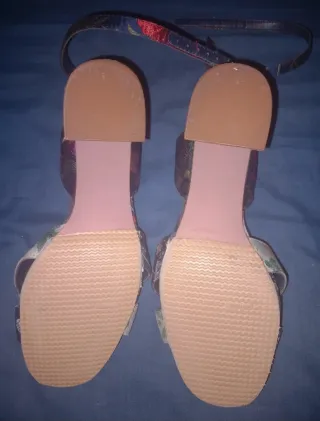 Sandalias de tacón floral multicolor