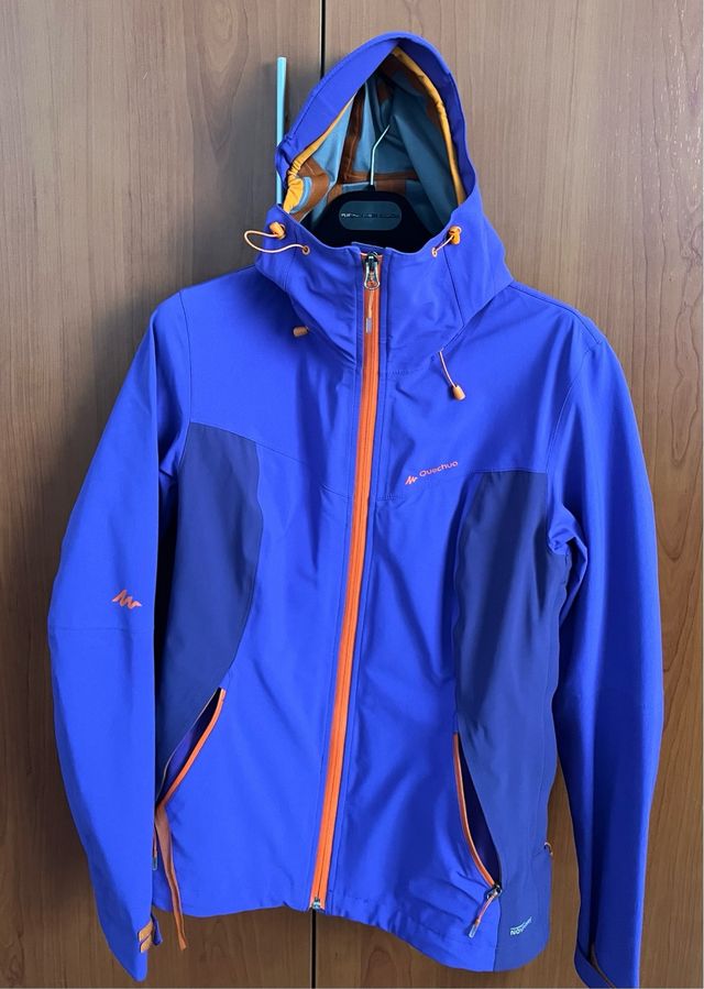 Chubasquero Quechua azul y naranja