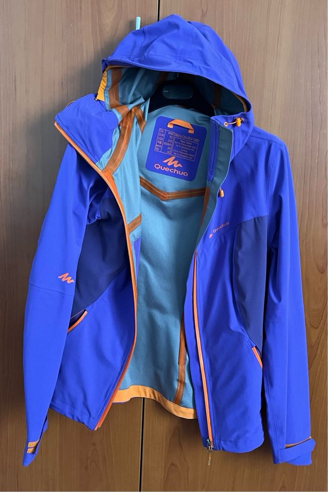 Chubasquero Quechua azul y naranja