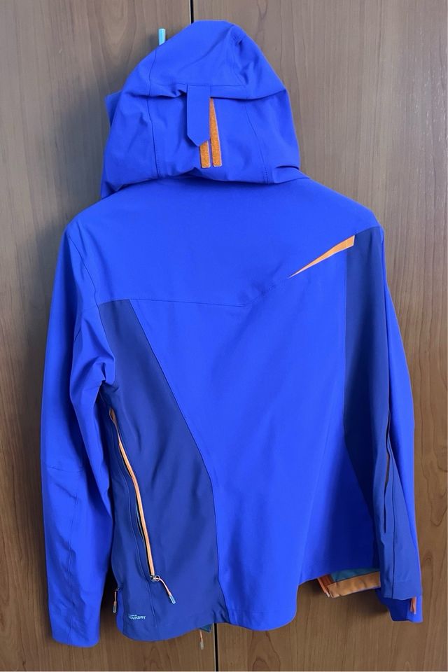 Chubasquero Quechua azul y naranja