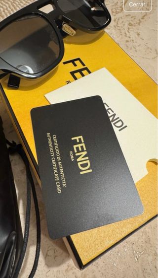 Gafas de sol Fendi negras y doradas