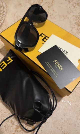 Gafas de sol Fendi negras y doradas