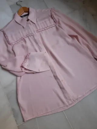Camisa rosa con detalles