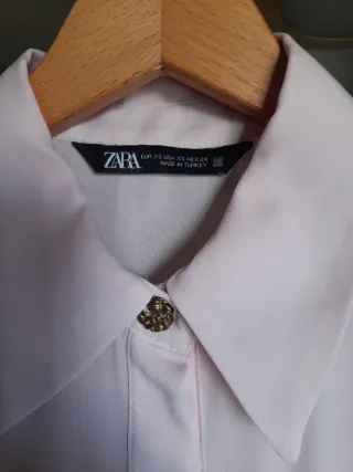 Camisa rosa con detalles