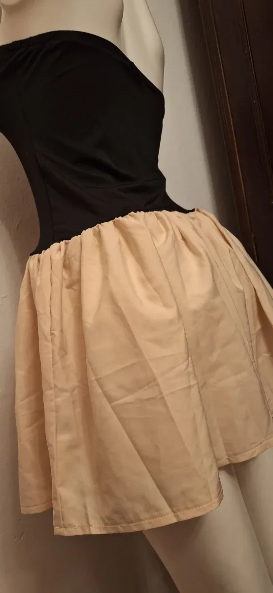 Vestido negro y beige sin tirantes