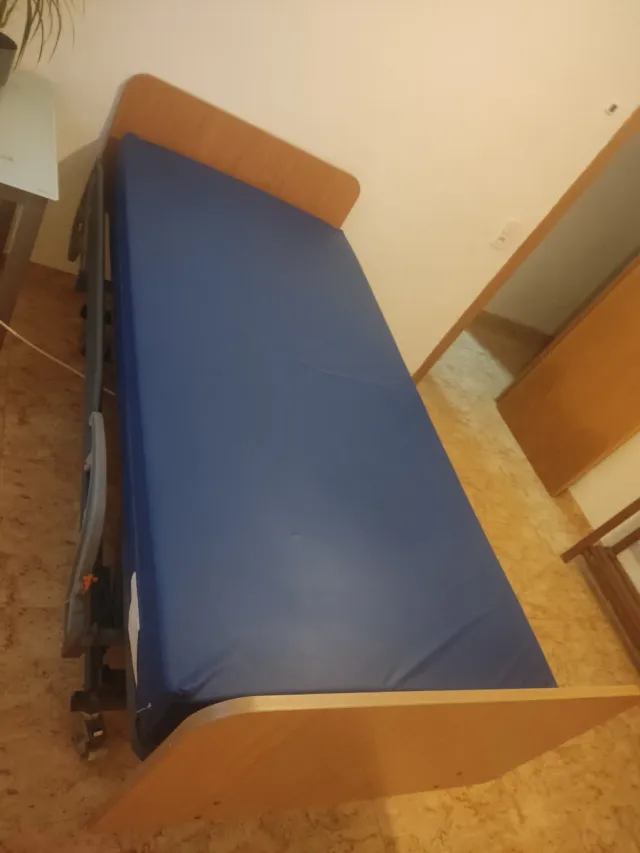 Cama articulada eléctrica hospitalaria con colchón