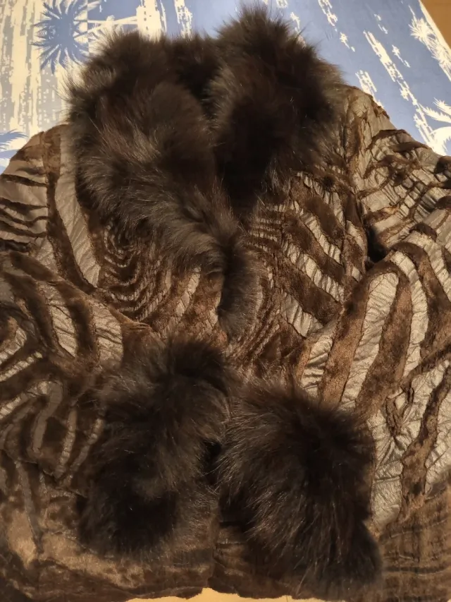 Chaquetón juvenil con cuello de pelo sintetico