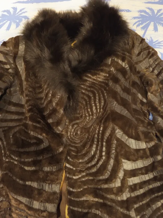 Chaquetón juvenil con cuello de pelo sintetico