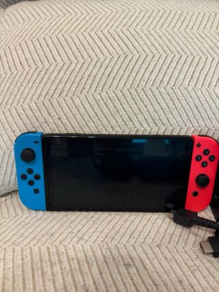 Nintendo Switch OLED con funda y cargador