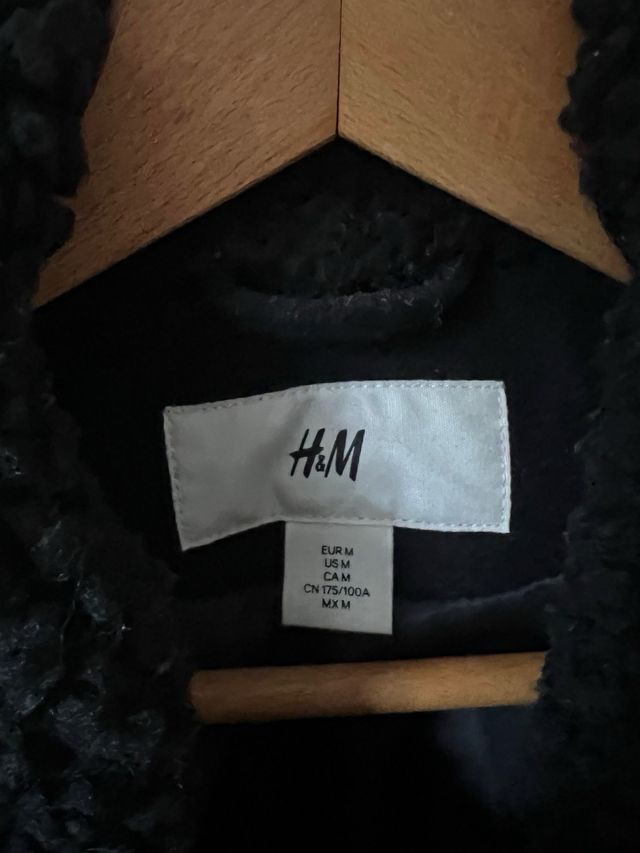 Abrigo H&M Negro con Cuello Borreguito