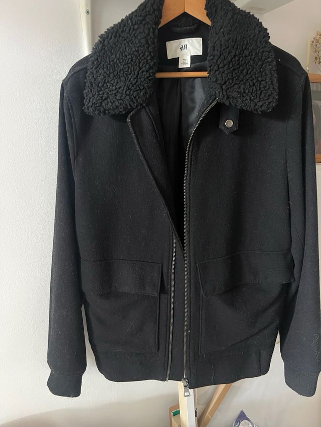 Abrigo H&M Negro con Cuello Borreguito