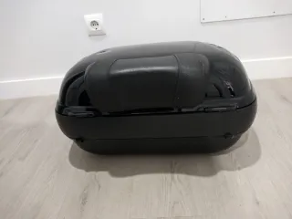 Baúl Moto Givi 46L Negro Maxia con bastante uso