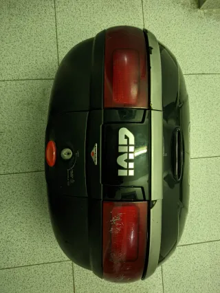 Baúl Moto Givi 46L Negro Maxia con bastante uso