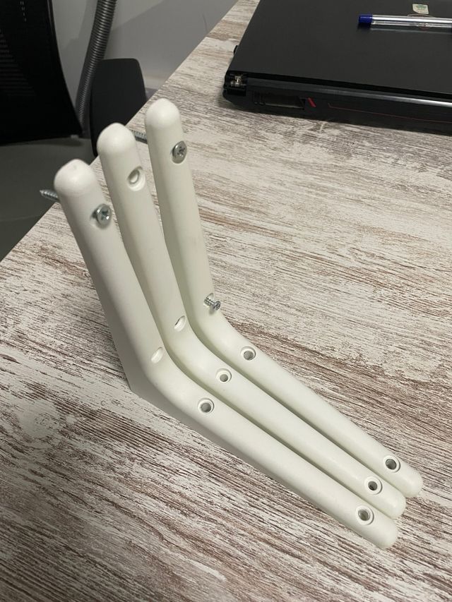 Tre squadrette in plastica bianca