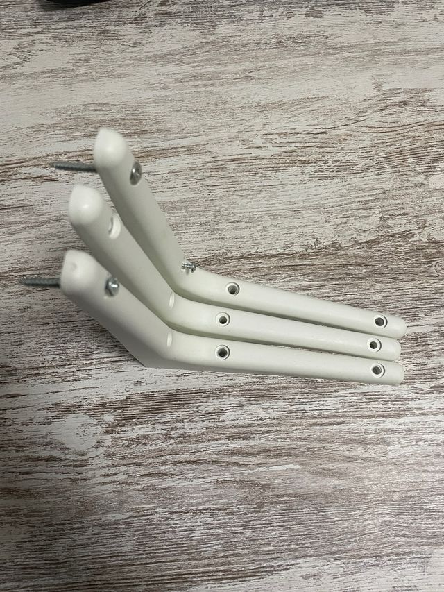 Tre squadrette in plastica bianca