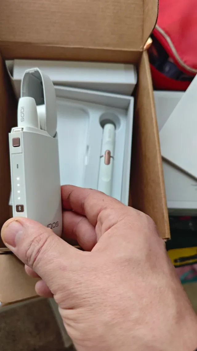 Dispositivo Dorado y Blanco