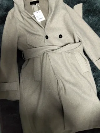 Abrigo beige/gris con capucha Talla XS