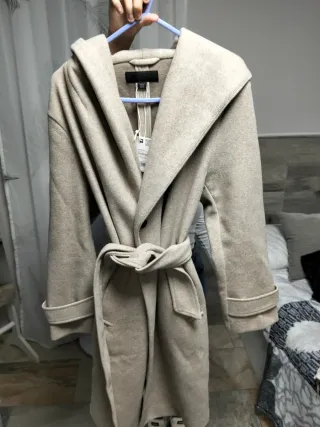 Abrigo beige/gris con capucha Talla XS
