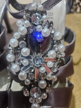 Sandalias y bolso fiesta plateado perlas y joyas