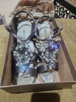 Sandalias y bolso fiesta plateado perlas y joyas