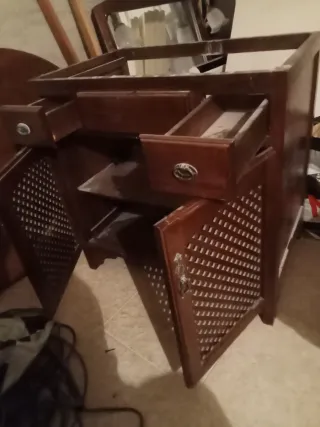 Mueble de baño de madera y cristal