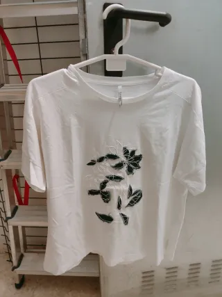 Camiseta blanca con estampado floral