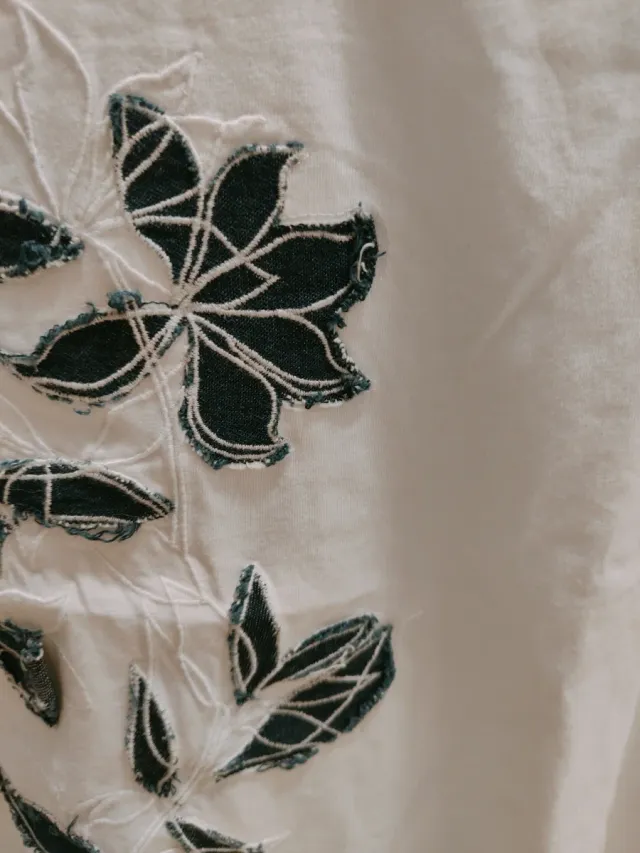 Camiseta blanca con estampado floral