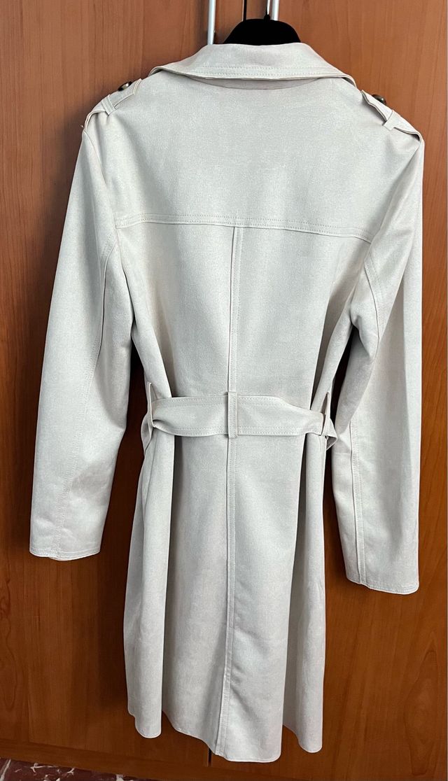 Gabardina efecto piel mujer