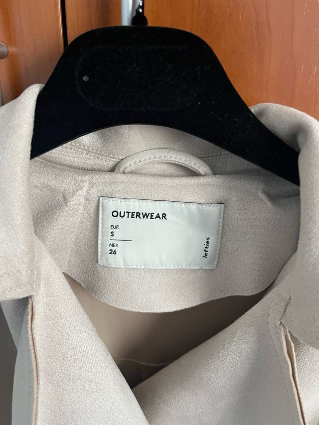 Gabardina efecto piel mujer