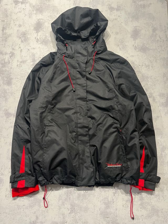 Chaqueta Negra y Roja con Capucha