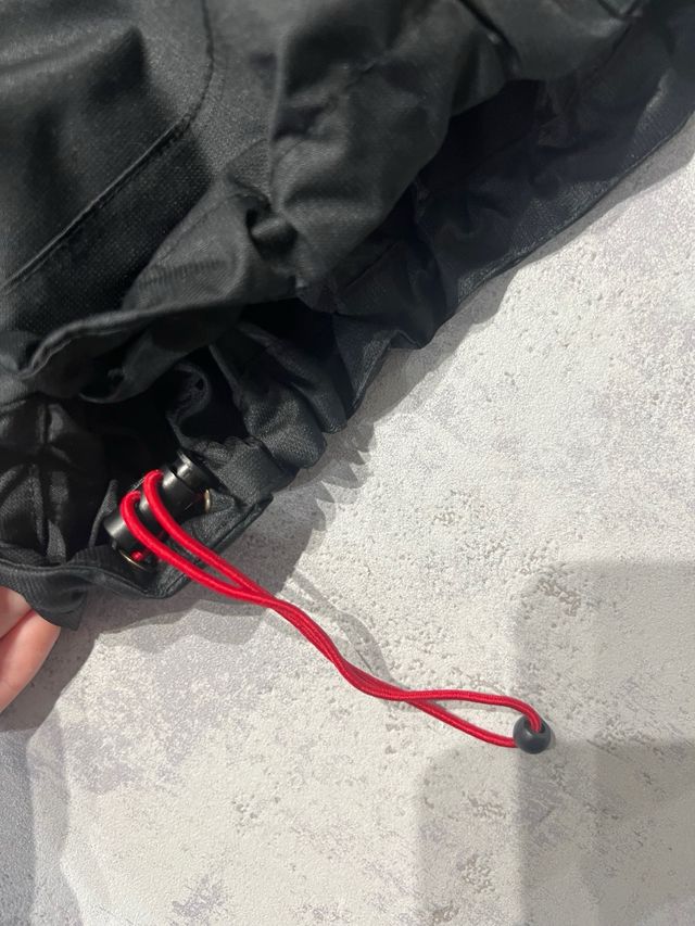 Chaqueta Negra y Roja con Capucha