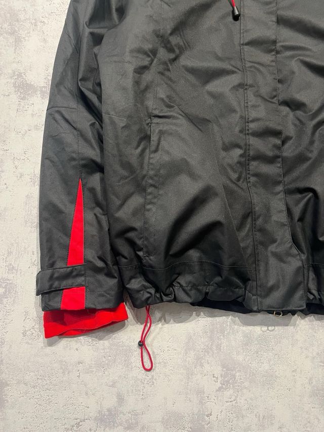 Chaqueta Negra y Roja con Capucha