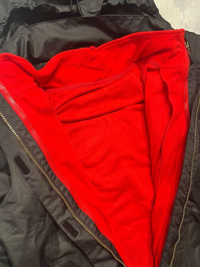 Chaqueta Negra y Roja con Capucha