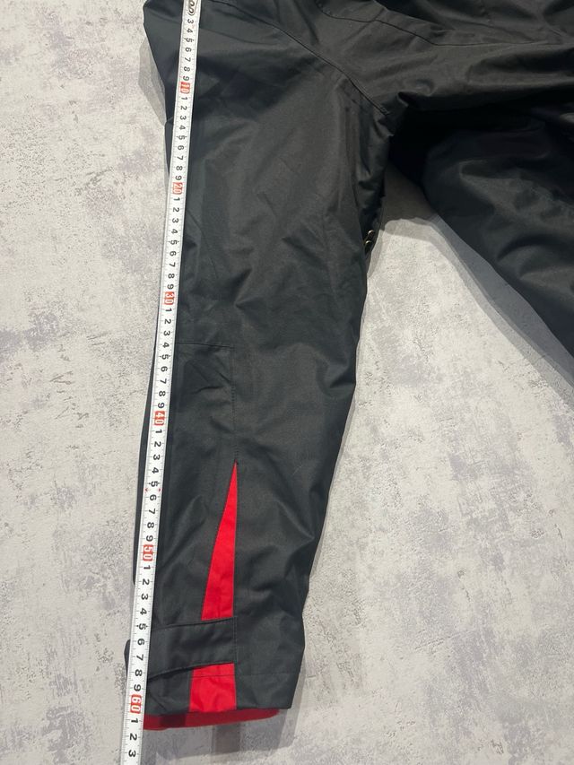 Chaqueta Negra y Roja con Capucha