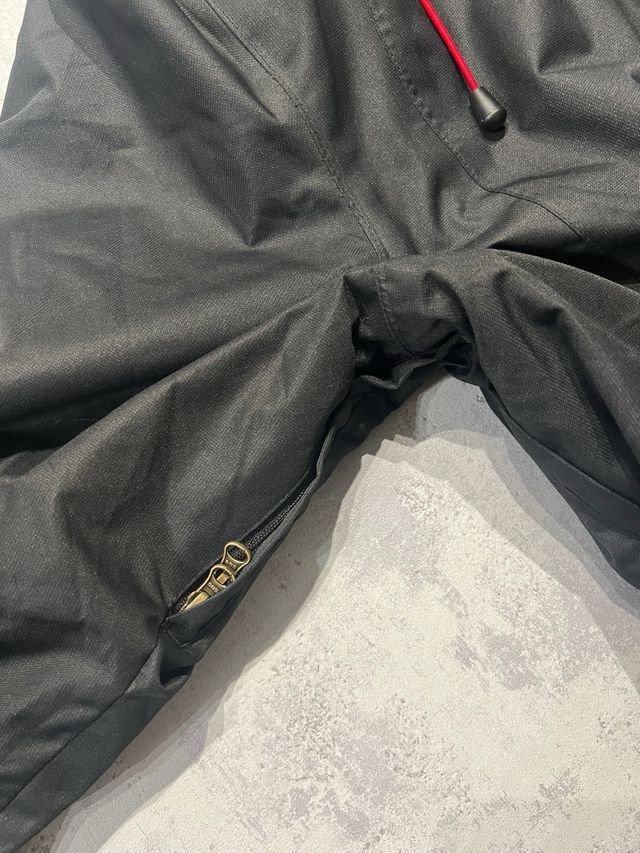 Chaqueta Negra y Roja con Capucha