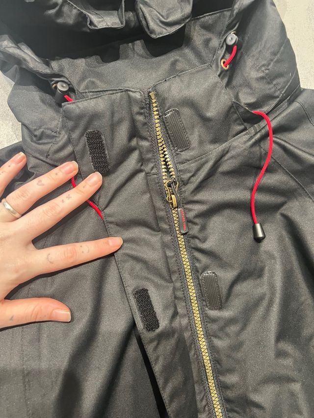 Chaqueta Negra y Roja con Capucha