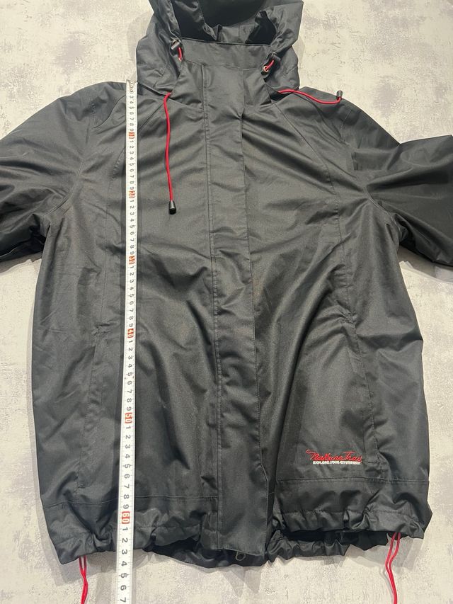 Chaqueta Negra y Roja con Capucha