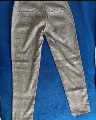 Calças chino xadrez cinza e castanho