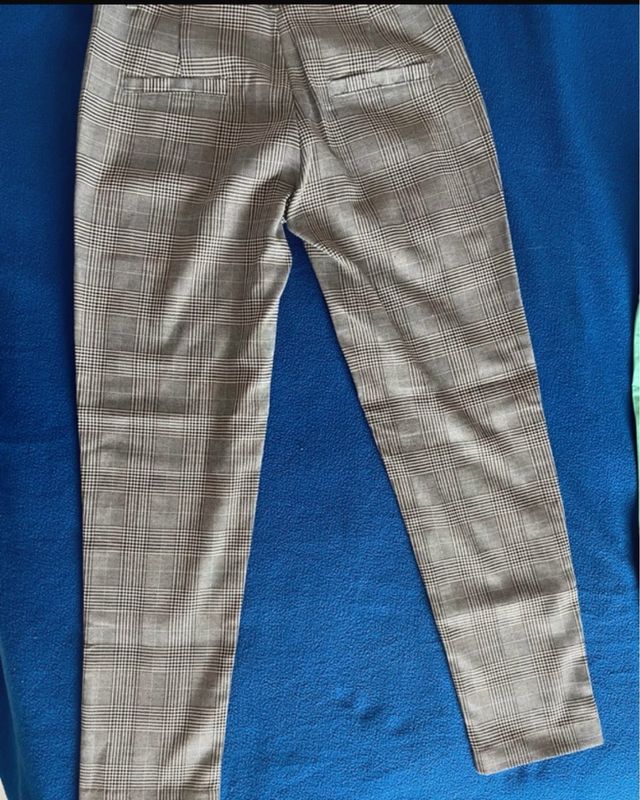 Calças chino xadrez cinza e castanho