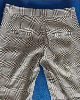 Calças chino xadrez cinza e castanho
