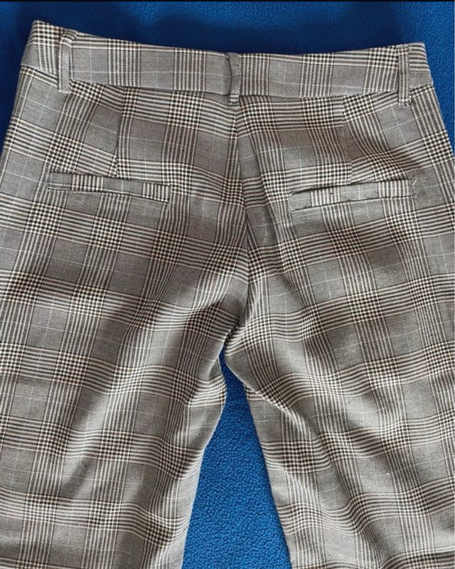 Calças chino xadrez cinza e castanho