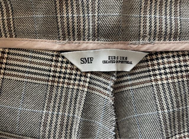 Calças chino xadrez cinza e castanho