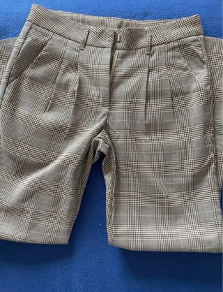 Calças chino xadrez cinza e castanho