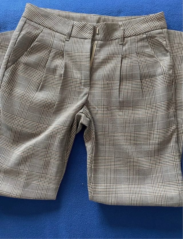 Calças chino xadrez cinza e castanho