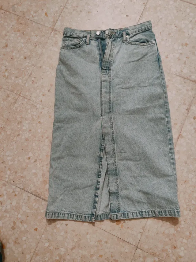 Falda vaquera midi con abertura