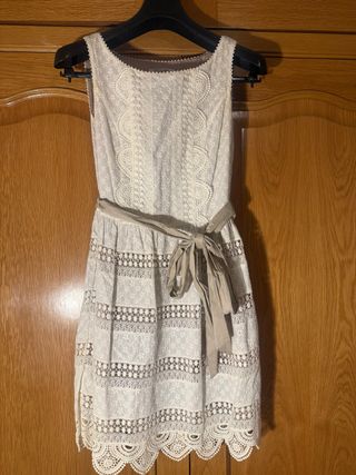 Vestido beige bordado con cinturón