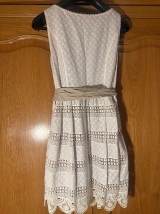 Vestido beige bordado con cinturón