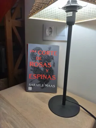 Una corte de rosas y espinas. Nueva presentació...