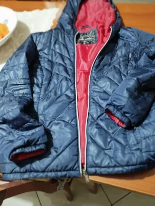 Piumino donna con cappuccio blu e rosso