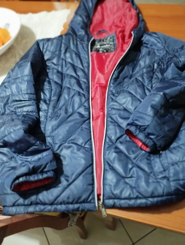 Piumino donna con cappuccio blu e rosso